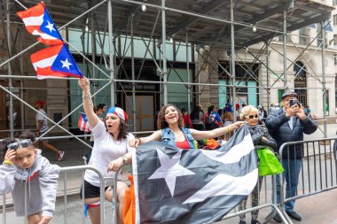 Porto Riko Günü Geçit Töreni 'ni New York City sokaklarında kutlayan kalabalık.