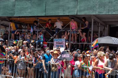 New York City, ABD 'de 2022 sayılı Onur Yürüyüşü' nü kutlayan insanlar