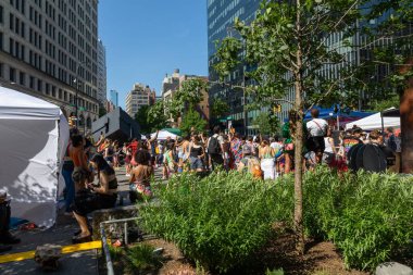 2022 'de New York' taki Onur Yürüyüşü 'nde bir grup insan sokaklara döküldü.