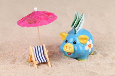 Kumsalda mavi ve sarı bir kumsal, şemsiye ve şezlong - tatil için para biriktir