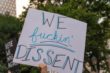 Washington Square Park 'ta yürüyüş yapan protestocular, Anayasa Mahkemesi' nin Roe v. Wade davasını bozmasının ardından...