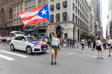 Porto Riko Günü Geçit Töreni 'ni New York City sokaklarında kutlayan kalabalık.