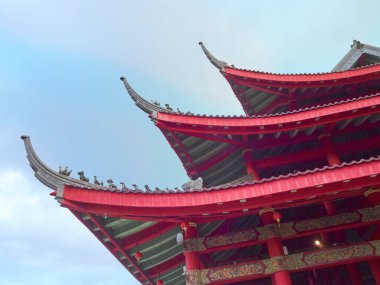 Alçak açılı bir atış eski bir Sam Poo Kong Çin pagoda binasının üç katmanlı çatısını vurdu.