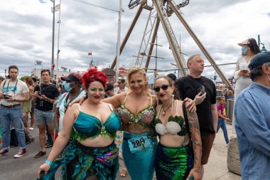 Brooklyn sokaklarındaki kalabalık Coney Adası Deniz Kızı Geçidi 'nin 40. yıldönümünü kutluyor.