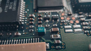 Elektronik devre kartının çipli ve bileşenli yakın çekim görüntüsü.