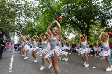Manhattan sokaklarında büyük bir kalabalık dans ediyor ve Porto Riko Günü Geçidi 'ni kutluyor.