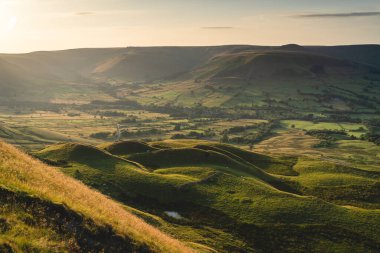 İngiltere 'deki Mam Tor zirvesinin güzel bir çekimi..