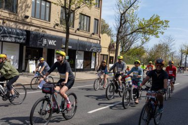 Motosikletlilerin Staten Island, ABD 'deki Beş Boro Bisiklet turuna katıldığı yakın çekim.