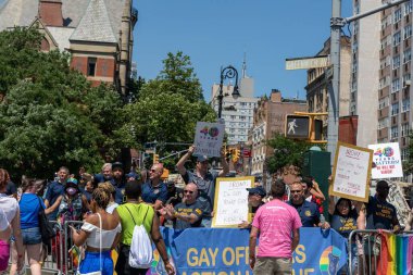 New York 'taki Onur Yürüyüşü' nde bir sürü genç insan var.