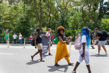 New York City, ABD 'de 2021 sayılı Onur Yürüyüşü' nü kutlayan insanlar