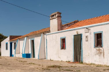 Alentejo tarzı inşaatı olan Estrada 'nın yanında güzel beyaz bir ev.