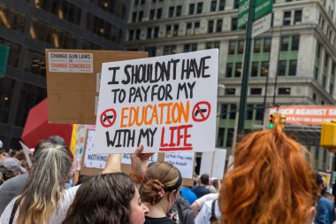 Silahları protesto eden büyük bir kalabalık. Brooklyn 'deki Cadman Plaza' dan Brooklyn Köprüsü üzerinden New York 'a yürüyorum.