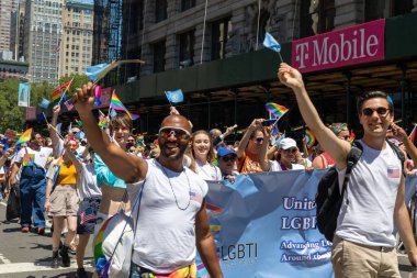 İnsanlar NYC Onur Yürüyüşü 'ne katılıyor.