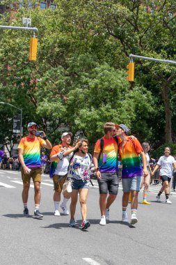 New York City, ABD 'de 2021 sayılı Onur Yürüyüşü' nü kutlayan insanlar