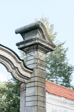 Ağaçların arka planında taşlı sütunun dikey görüntüsü