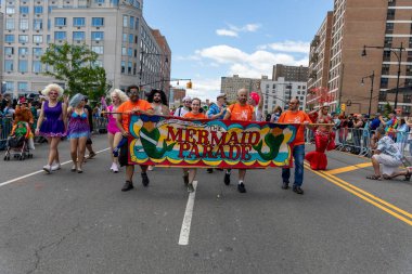 Coney Adası 'ndaki 40. Geleneksel Denizkızı Geçidi' ne adanmış posterli bir adam fotoğrafı.