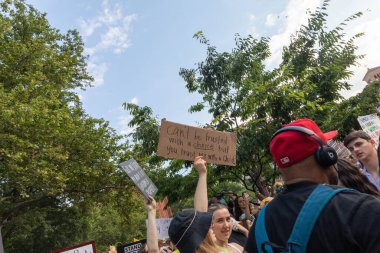 Yüksek Mahkeme Roe ve Wade 'in davasını bozduktan sonra insanlar New York' ta protesto ediyor.