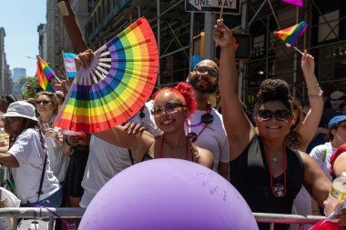 New York 'taki Onur Yürüyüşü' nde bir sürü genç insan var.