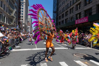 İnsanlar NYC Onur Yürüyüşü 'ne katılıyor.