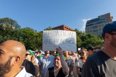 Washington Square Park 'ta yürüyüş yapan protestocular, Anayasa Mahkemesi' nin Roe v. Wade davasını bozmasının ardından...
