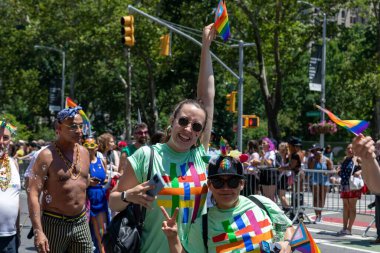 New York City, ABD 'de 2022 sayılı Onur Yürüyüşü' nü kutlayan insanlar