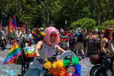 New York City, ABD 'de 2022 sayılı Onur Yürüyüşü' nü kutlayan insanlar