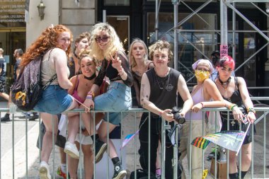 New York City, ABD 'de 2021 sayılı Onur Yürüyüşü' nü kutlayan insanlar