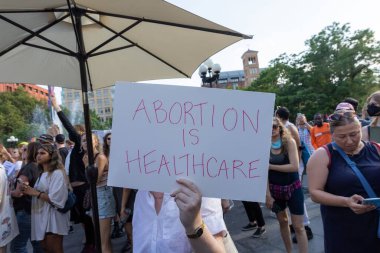 Washington Square Park 'ta yürüyüş yapan protestocular, Anayasa Mahkemesi' nin Roe v. Wade davasını bozmasının ardından...