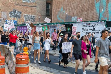 Roe ve Wade davasının devrilmesi sonrasında New York Foley Meydanı 'na yürüyen mukavva tabelalı bir grup protestocu