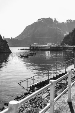 Dağlarla çevrili bir limanın yanındaki gölün dikey görüntüsü.