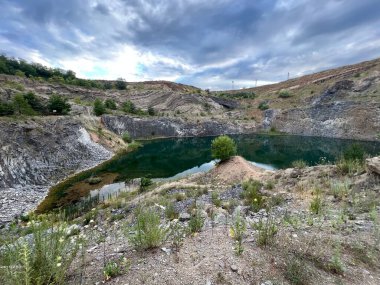 Dağların ortasında küçük berrak bir göl.