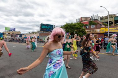 Brooklyn sokaklarındaki kalabalık Coney Adası Deniz Kızı Geçidi 'nin 40. yıldönümünü kutluyor.