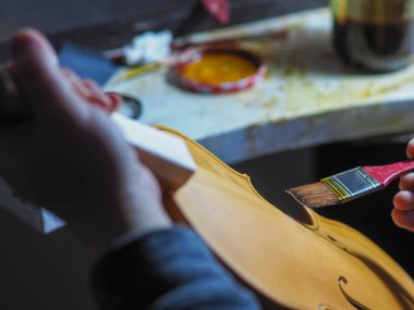 Daha parlak bir resmin yakın çekimi bulanık arkaplanda bir keman resmi