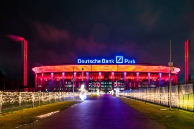 Geceleyin Frankfurt 'ta aydınlık bir yol.