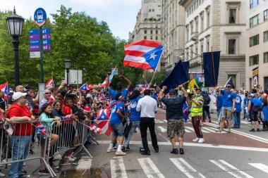 Porto Riko Günü Geçit Töreni 'ni New York City sokaklarında kutlayan kalabalık.