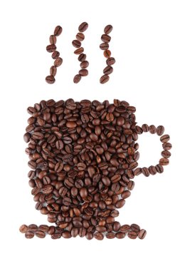 Kavrulmuş kahve çekirdekleri beyaz bir yüzey üzerinde bir fincana konur.