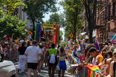 26 Haziran 2022 'de New York' ta yürüyüş yapan neşeli insanlar.