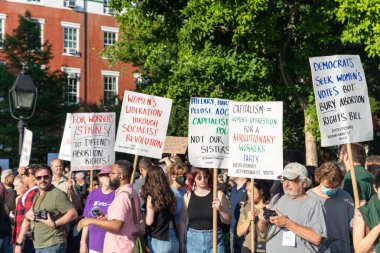 Washington Square Park 'ta yürüyüş yapan protestocular, Anayasa Mahkemesi' nin Roe v. Wade davasını bozmasının ardından...