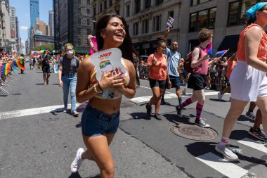 New York City, ABD 'de 2022 sayılı Onur Yürüyüşü' nü kutlayan insanlar