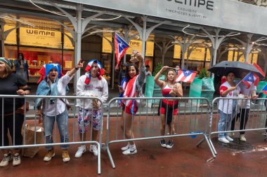 Porto Riko Günü Geçit Töreni 2022 NYC 'yi kutlamak için büyük bir kalabalık sokaklara döküldü.