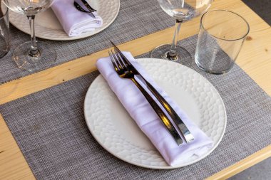 Beyaz ve gri renkli güzel bir sofra takımının yakın plan çekimi.