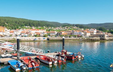 İspanya 'nın Galiçya bölgesindeki Combarro köyünün limanında küçük motorlu botlar