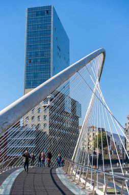 İspanya 'daki Bilbao Estuary üzerinde Zubuzuri köprüsünün dikey çekimi.