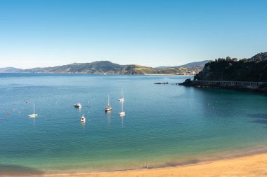 Guipuzcoa 'daki Guetaria kasabasının deniz manzarası çok güzel.