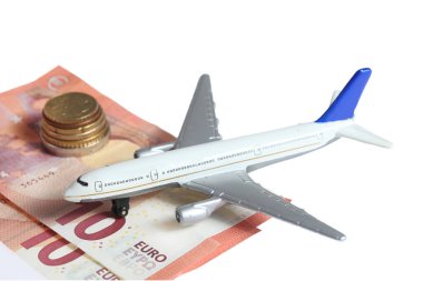Avro banknotlarındaki bir uçak oyuncağı beyaz bir arkaplanda izole edilmiş - seyahat için tasarruf