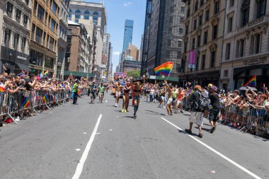 New York City, ABD 'de 2022 sayılı Onur Yürüyüşü' nü kutlayan insanlar