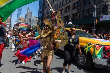 İnsanlar NYC Onur Yürüyüşü 'ne katılıyor.