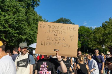 Washington Square Park 'ta yürüyüş yapan protestocular, Anayasa Mahkemesi' nin Roe v. Wade davasını bozmasının ardından...