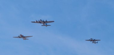 Luke Hava Üssü, Arizona 'da Zafer Günü onuruna B17 B25 C47 uçağının manzaralı görüntüsü.