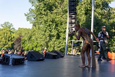 Prospect Park Brooklyn 'deki 13. Geleneksel Haziran kutlamasında bir şarkıcının yakın plan çekimi.